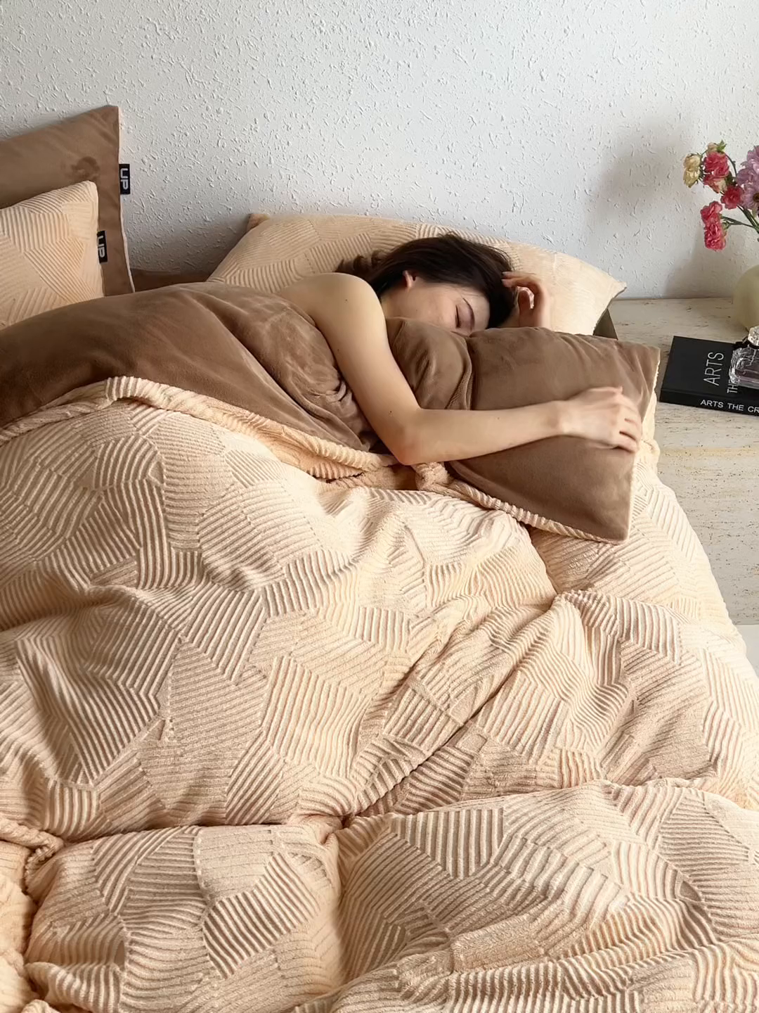 91家纺网 家纺一手货源 找家纺 千朵森 2025新款亲肤舒适烂花全消光牛奶绒四件套-梵静 梵静-奶茶咖