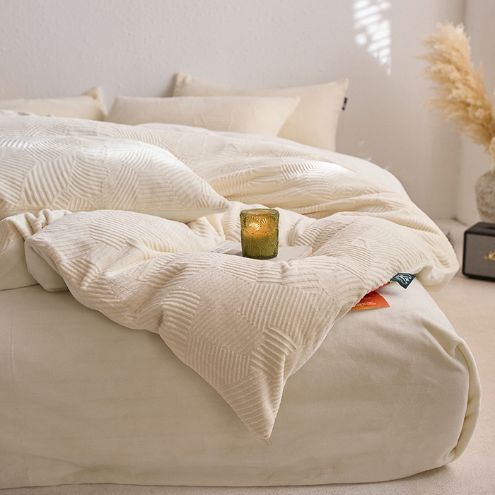 91家纺网 家纺一手货源 找家纺 千朵森 2025新款亲肤舒适烂花全消光牛奶绒四件套-梵静 梵静-奶油白