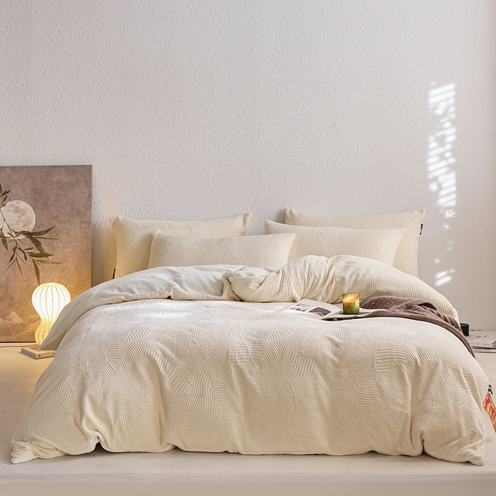 91家纺网 家纺一手货源 找家纺 千朵森 2025新款亲肤舒适烂花全消光牛奶绒四件套-梵静 梵静-奶油白