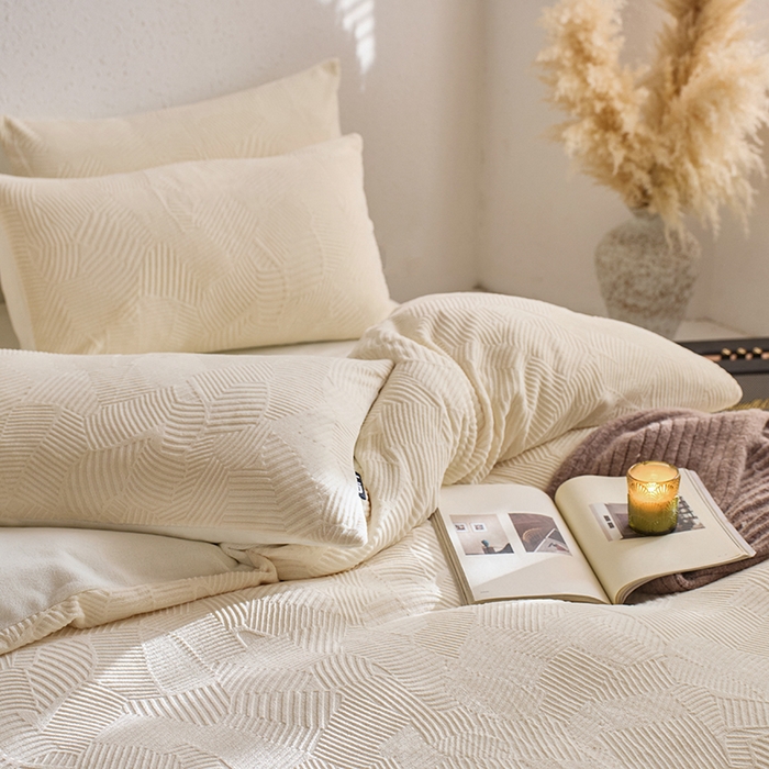 91家纺网 家纺一手货源 找家纺 千朵森 2025新款亲肤舒适烂花全消光牛奶绒四件套-梵静 梵静-奶油白