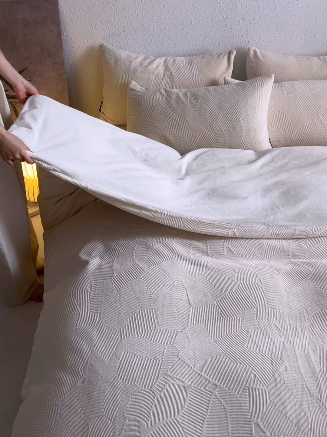 91家纺网 家纺一手货源 找家纺 千朵森 2025新款亲肤舒适烂花全消光牛奶绒四件套-梵静 梵静-奶油白