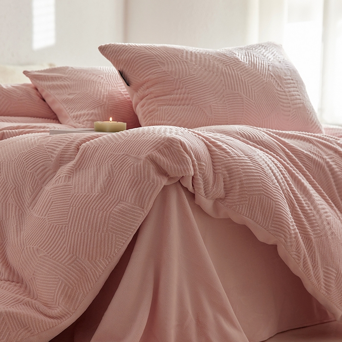 91家纺网 家纺一手货源 找家纺 千朵森 2025新款亲肤舒适烂花全消光牛奶绒四件套-梵静 梵静-仲夏粉