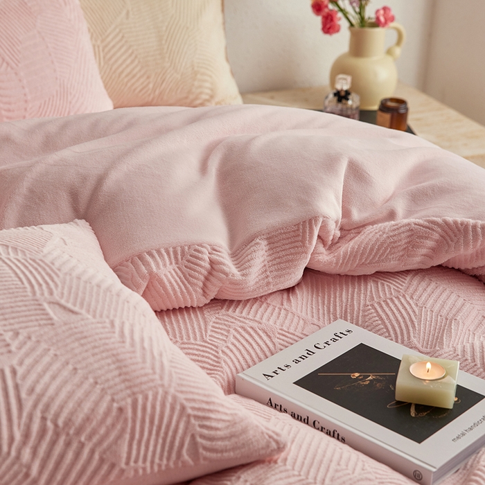 91家纺网 家纺一手货源 找家纺 千朵森 2025新款亲肤舒适烂花全消光牛奶绒四件套-梵静 梵静-仲夏粉