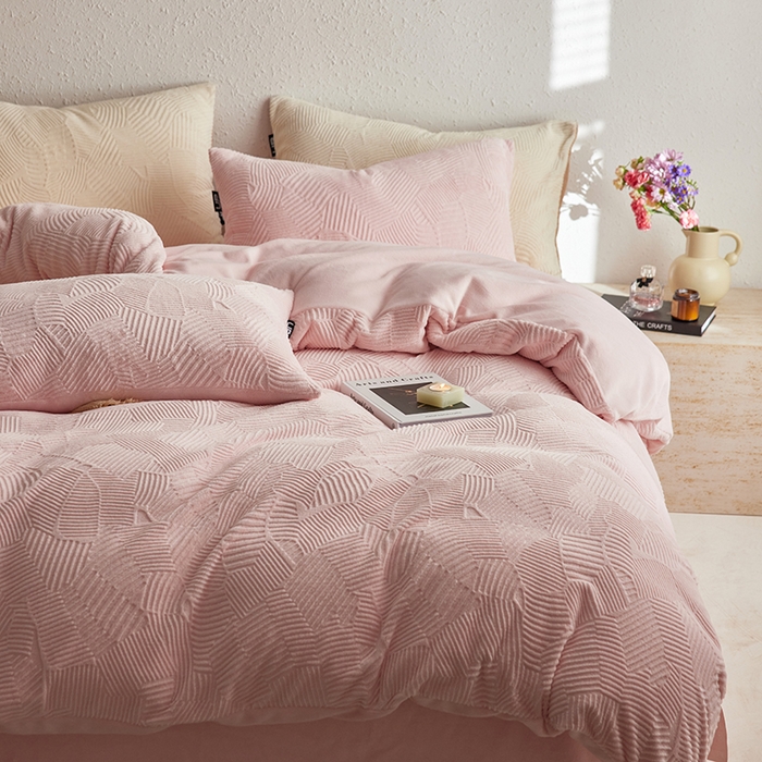 91家纺网 家纺一手货源 找家纺 千朵森 2025新款亲肤舒适烂花全消光牛奶绒四件套-梵静 梵静-仲夏粉