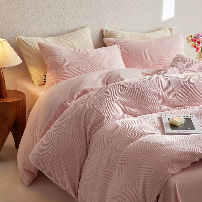 91家纺网 家纺一手货源 找家纺 千朵森 2025新款亲肤舒适烂花全消光牛奶绒四件套-梵静 梵静-仲夏粉