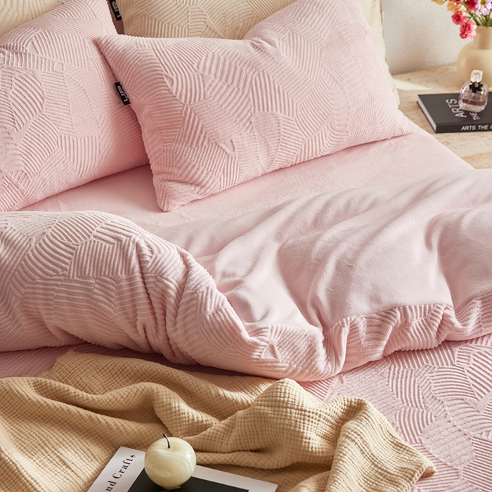 91家纺网 家纺一手货源 找家纺 千朵森 2025新款亲肤舒适烂花全消光牛奶绒四件套-梵静 梵静-仲夏粉