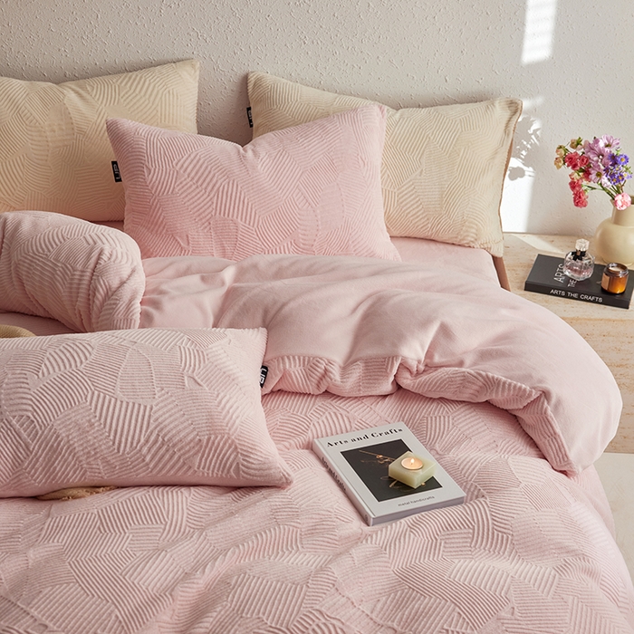 91家纺网 家纺一手货源 找家纺 千朵森 2025新款亲肤舒适烂花全消光牛奶绒四件套-梵静 梵静-仲夏粉