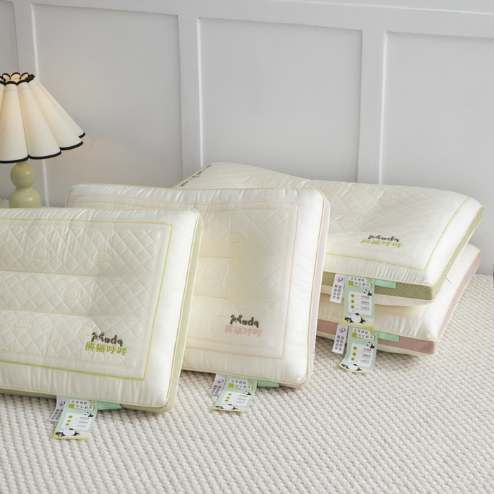 91家纺网 家纺一手货源 找家纺 （总）仁宇枕业 2025新款新品 绗绣+乳胶夹层熊猫呼呼冰丝凉感乳胶功能儿童成人枕头枕芯