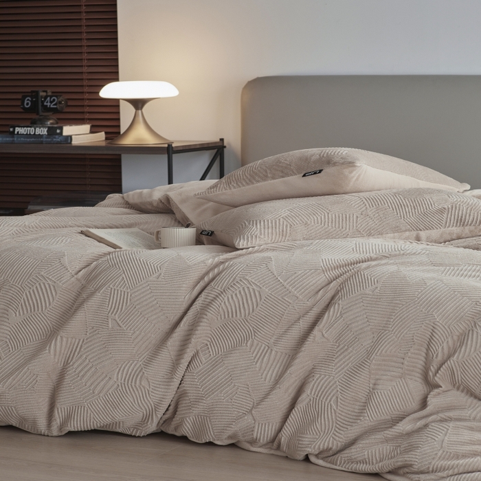 91家纺网 家纺一手货源 找家纺 千朵森 2025新款亲肤舒适烂花全消光牛奶绒四件套-梵静 梵静-可可杏