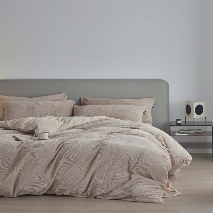 91家纺网 家纺一手货源 找家纺 千朵森 2025新款亲肤舒适烂花全消光牛奶绒四件套-梵静 梵静-可可杏