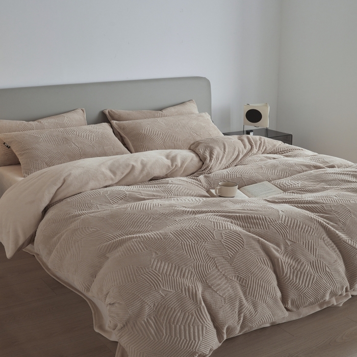 91家纺网 家纺一手货源 找家纺 千朵森 2025新款亲肤舒适烂花全消光牛奶绒四件套-梵静 梵静-可可杏