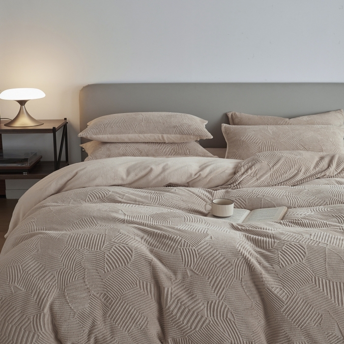 91家纺网 家纺一手货源 找家纺 千朵森 2025新款亲肤舒适烂花全消光牛奶绒四件套-梵静 梵静-可可杏