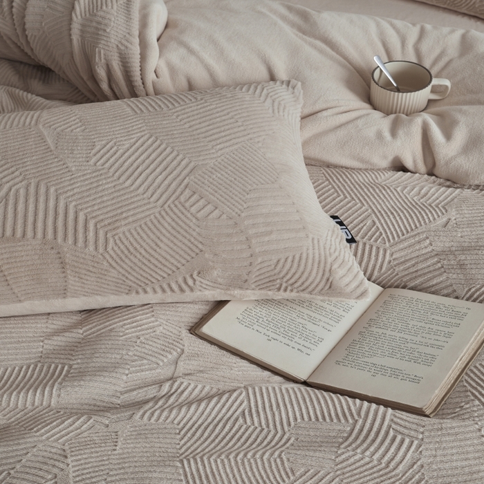 91家纺网 家纺一手货源 找家纺 千朵森 2025新款亲肤舒适烂花全消光牛奶绒四件套-梵静 梵静-可可杏