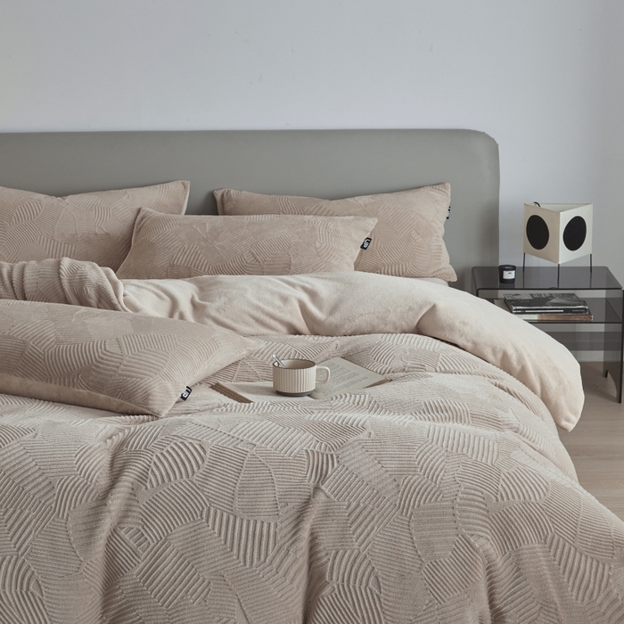 91家纺网 家纺一手货源 找家纺 千朵森 2025新款亲肤舒适烂花全消光牛奶绒四件套-梵静 梵静-可可杏