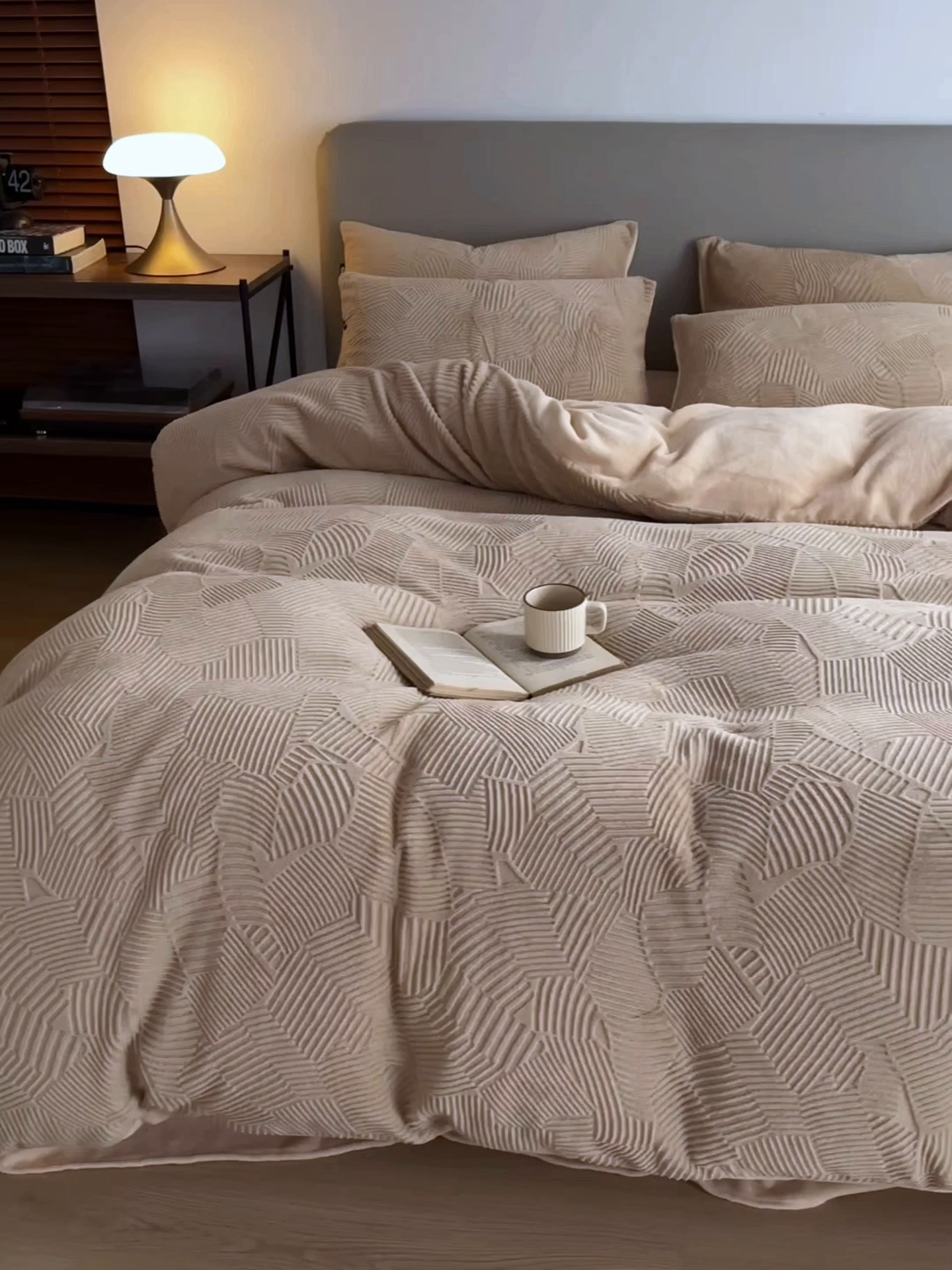 91家纺网 家纺一手货源 找家纺 千朵森 2025新款亲肤舒适烂花全消光牛奶绒四件套-梵静 梵静-可可杏