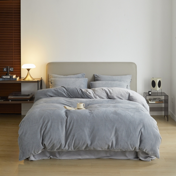 91家纺网 家纺一手货源 找家纺 千朵森 2025新款亲肤舒适烂花全消光牛奶绒四件套-梵静 梵静-慕云灰