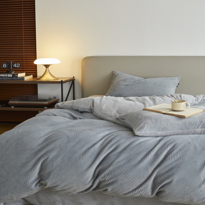 91家纺网 家纺一手货源 找家纺 千朵森 2025新款亲肤舒适烂花全消光牛奶绒四件套-梵静 梵静-慕云灰