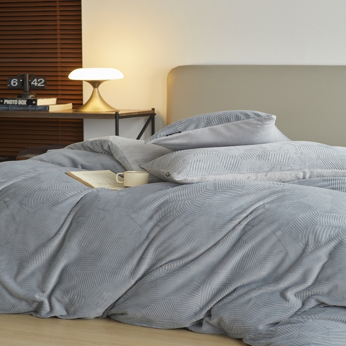 91家纺网 家纺一手货源 找家纺 千朵森 2025新款亲肤舒适烂花全消光牛奶绒四件套-梵静 梵静-慕云灰