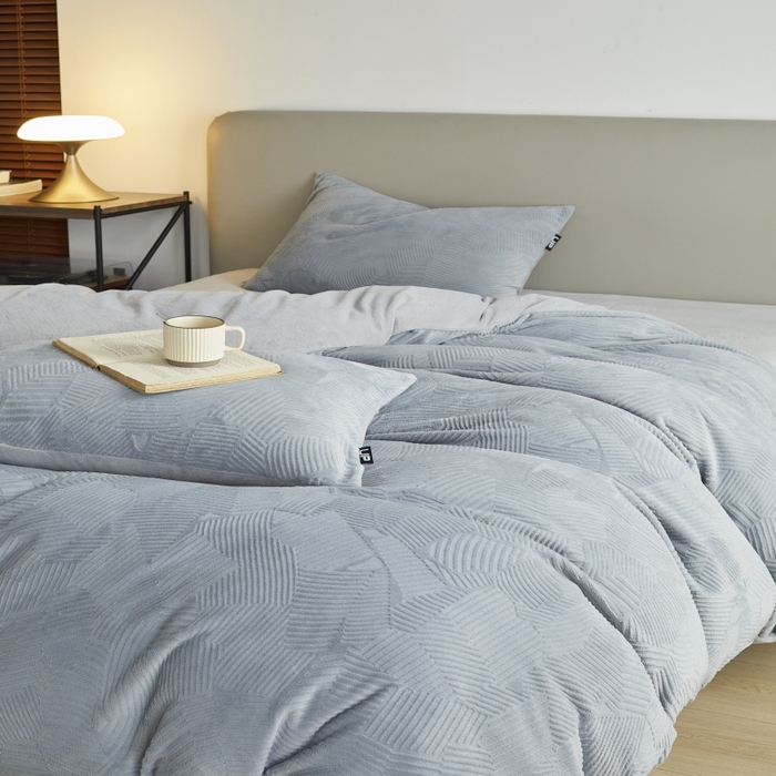 91家纺网 家纺一手货源 找家纺 千朵森 2025新款亲肤舒适烂花全消光牛奶绒四件套-梵静 梵静-慕云灰