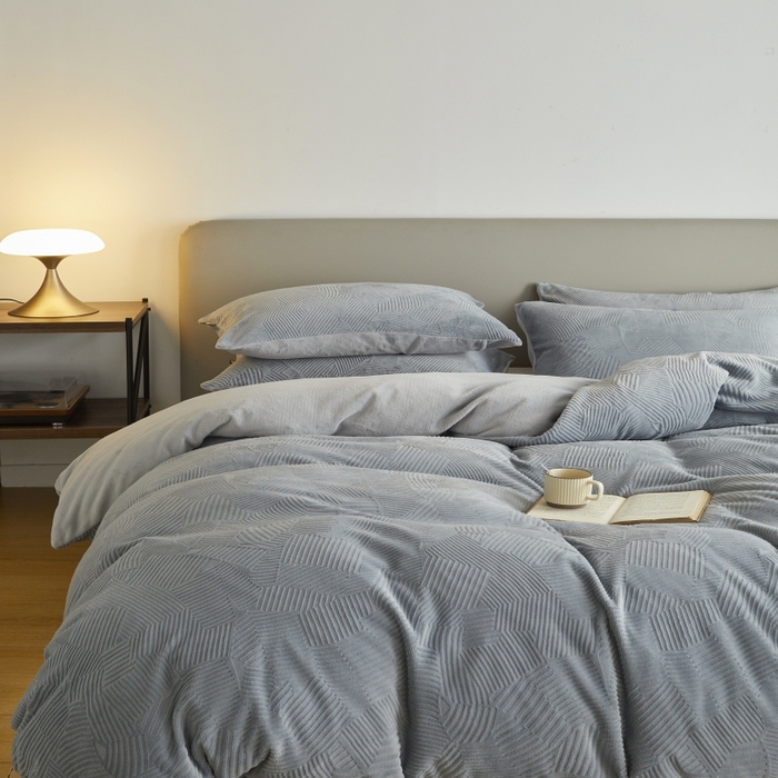 91家纺网 家纺一手货源 找家纺 千朵森 2025新款亲肤舒适烂花全消光牛奶绒四件套-梵静 梵静-慕云灰