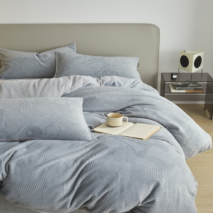 91家纺网 家纺一手货源 找家纺 千朵森 2025新款亲肤舒适烂花全消光牛奶绒四件套-梵静 梵静-慕云灰