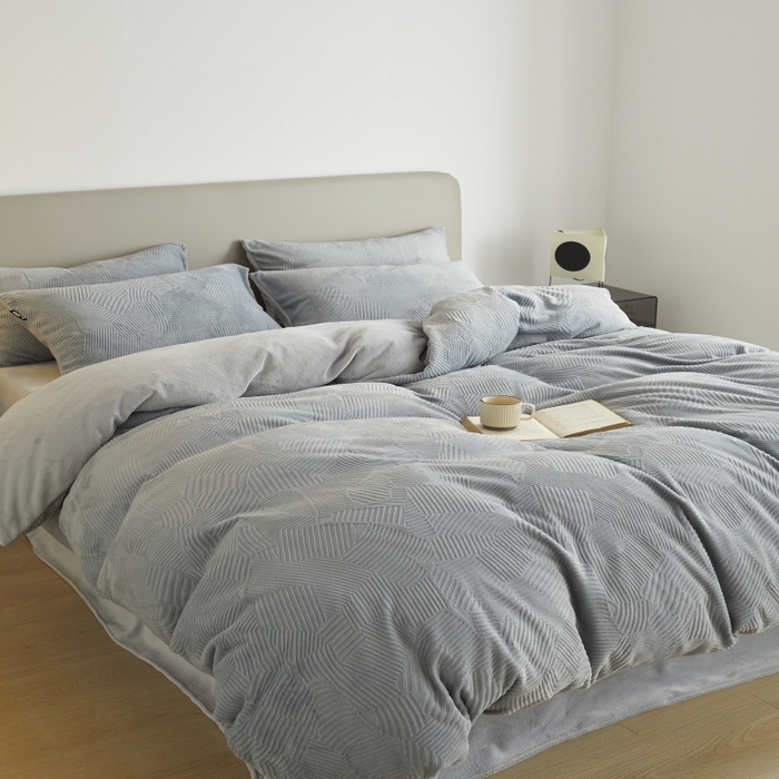 91家纺网 家纺一手货源 找家纺 千朵森 2025新款亲肤舒适烂花全消光牛奶绒四件套-梵静 梵静-慕云灰