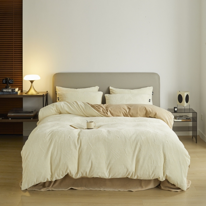 91家纺网 家纺一手货源 找家纺 千朵森 2025新款亲肤舒适烂花全消光牛奶绒四件套-梵静 梵静-奶白杏