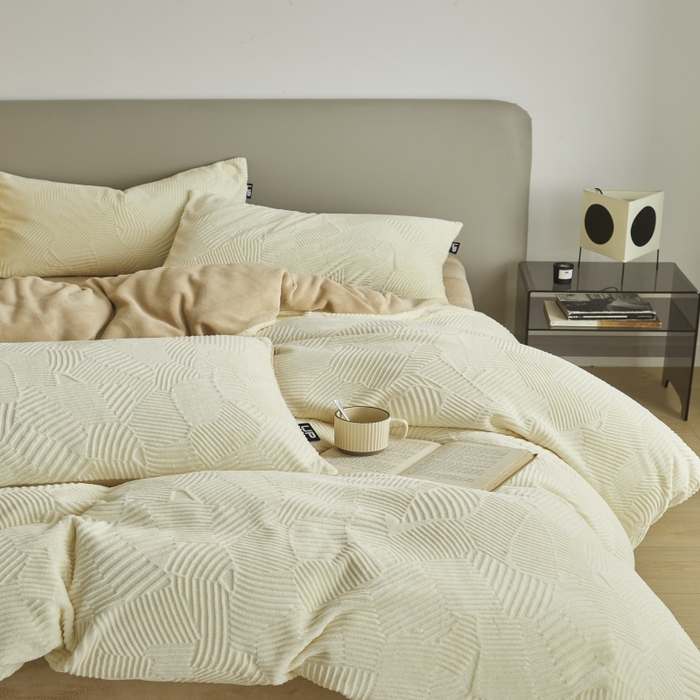 91家纺网 家纺一手货源 找家纺 千朵森 2025新款亲肤舒适烂花全消光牛奶绒四件套-梵静 梵静-奶白杏