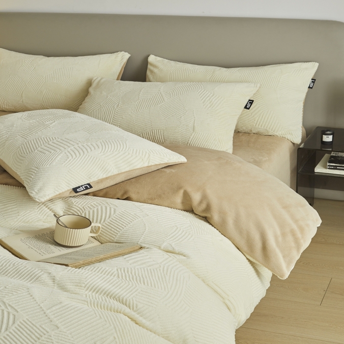 91家纺网 家纺一手货源 找家纺 千朵森 2025新款亲肤舒适烂花全消光牛奶绒四件套-梵静 梵静-奶白杏