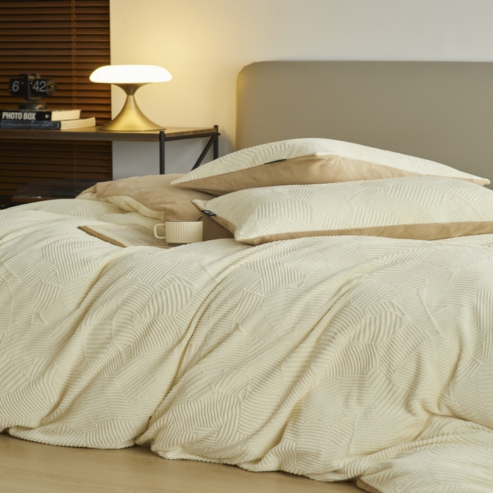 91家纺网 家纺一手货源 找家纺 千朵森 2025新款亲肤舒适烂花全消光牛奶绒四件套-梵静 梵静-奶白杏