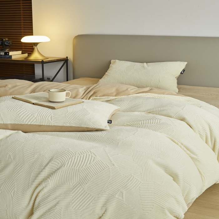 91家纺网 家纺一手货源 找家纺 千朵森 2025新款亲肤舒适烂花全消光牛奶绒四件套-梵静 梵静-奶白杏