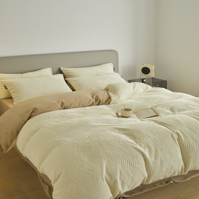 91家纺网 家纺一手货源 找家纺 千朵森 2025新款亲肤舒适烂花全消光牛奶绒四件套-梵静 梵静-奶白杏