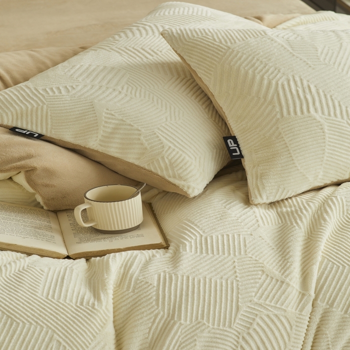 91家纺网 家纺一手货源 找家纺 千朵森 2025新款亲肤舒适烂花全消光牛奶绒四件套-梵静 梵静-奶白杏