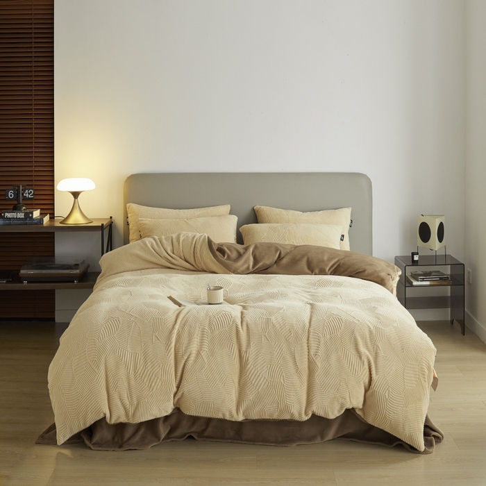 91家纺网 家纺一手货源 找家纺 千朵森 2025新款亲肤舒适烂花全消光牛奶绒四件套-梵静 梵静-奶茶咖