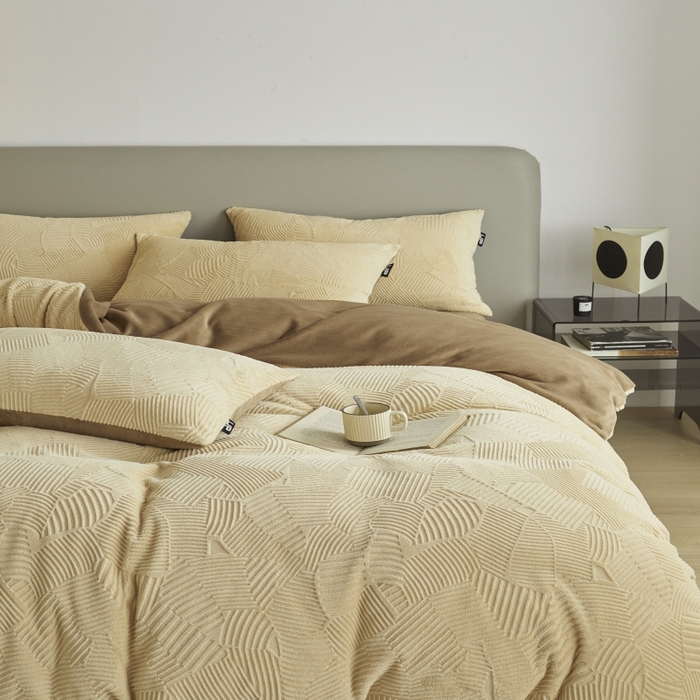 91家纺网 家纺一手货源 找家纺 千朵森 2025新款亲肤舒适烂花全消光牛奶绒四件套-梵静 梵静-奶茶咖