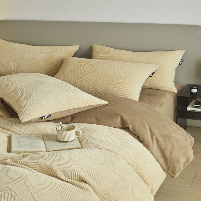 91家纺网 家纺一手货源 找家纺 千朵森 2025新款亲肤舒适烂花全消光牛奶绒四件套-梵静 梵静-奶茶咖