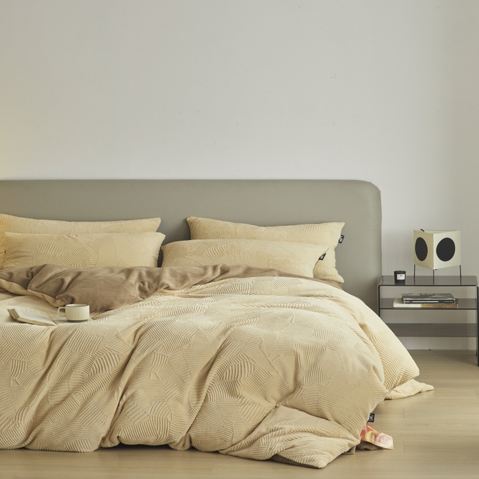 91家纺网 家纺一手货源 找家纺 千朵森 2025新款亲肤舒适烂花全消光牛奶绒四件套-梵静 梵静-奶茶咖