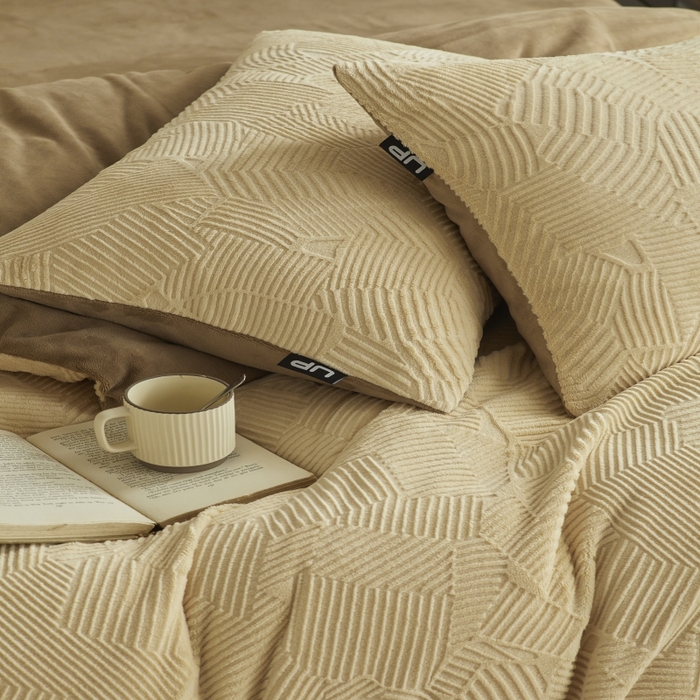 91家纺网 家纺一手货源 找家纺 千朵森 2025新款亲肤舒适烂花全消光牛奶绒四件套-梵静 梵静-奶茶咖