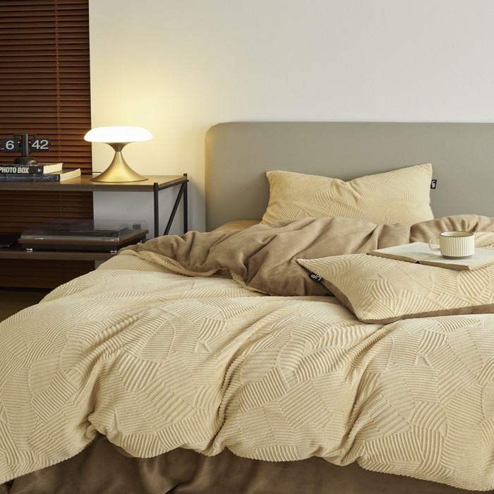 91家纺网 家纺一手货源 找家纺 千朵森 2025新款亲肤舒适烂花全消光牛奶绒四件套-梵静 梵静-奶茶咖