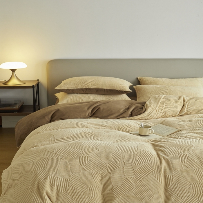 91家纺网 家纺一手货源 找家纺 千朵森 2025新款亲肤舒适烂花全消光牛奶绒四件套-梵静 梵静-奶茶咖