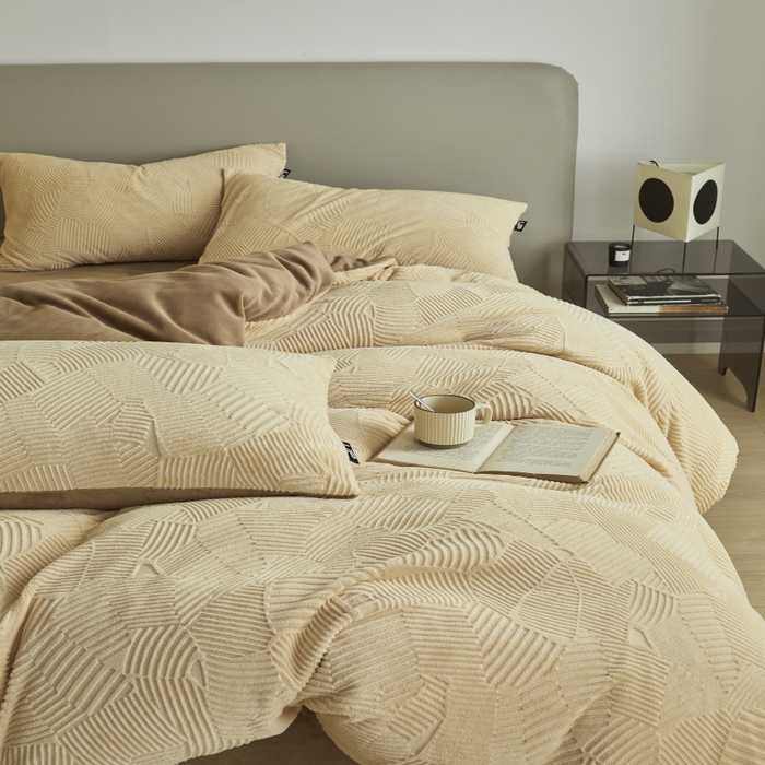 91家纺网 家纺一手货源 找家纺 千朵森 2025新款亲肤舒适烂花全消光牛奶绒四件套-梵静 梵静-奶茶咖