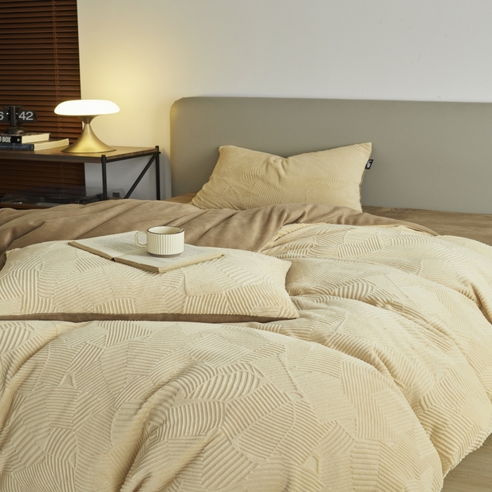 91家纺网 家纺一手货源 找家纺 千朵森 2025新款亲肤舒适烂花全消光牛奶绒四件套-梵静 梵静-奶茶咖