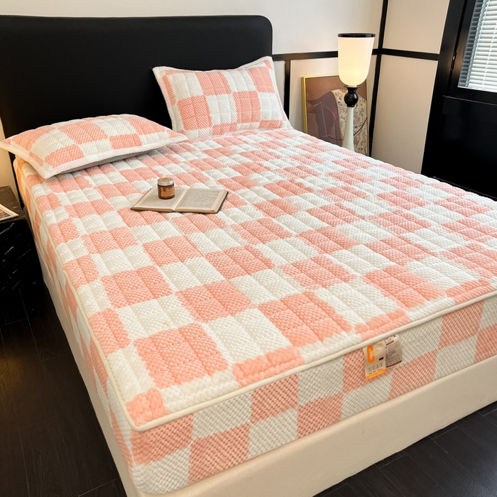 91家纺网 家纺一手货源 找家纺 欧邦 2025新款加厚菠萝格豆豆绒夹棉床笠 床笠单件 菠萝格-粉色