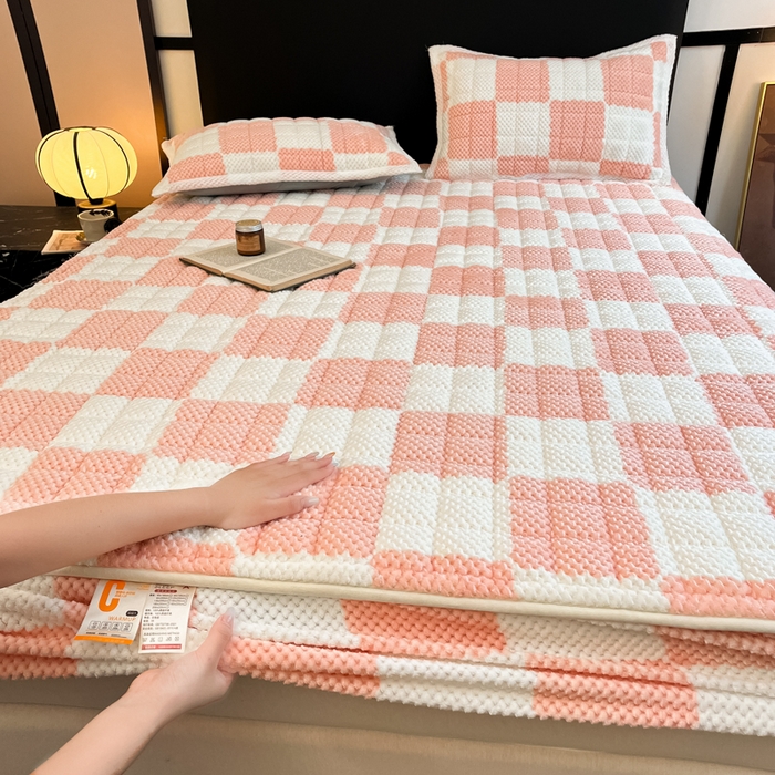 91家纺网 家纺一手货源 找家纺 欧邦 2025新款加厚菠萝格豆豆绒夹棉床笠 床笠单件 菠萝格-粉色