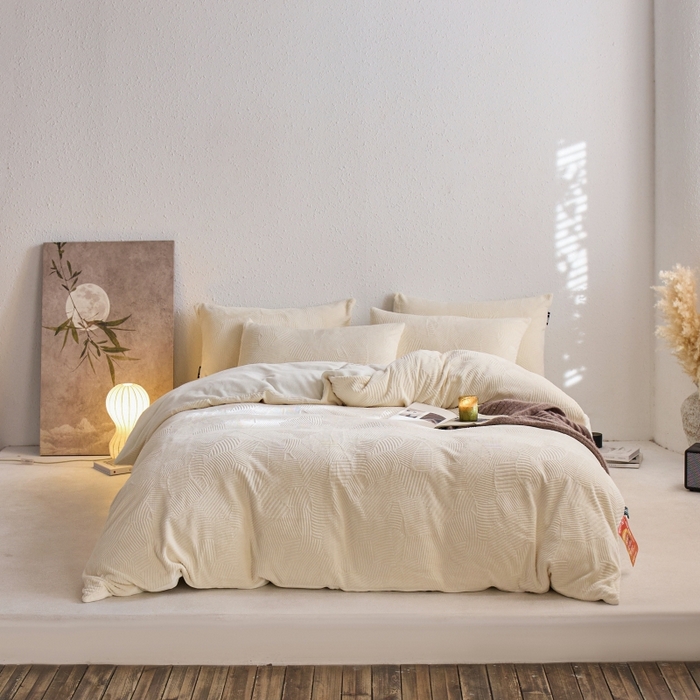 91家纺网 家纺一手货源 找家纺 千朵森 2025新款亲肤舒适烂花全消光牛奶绒四件套-梵静 梵静-奶油白