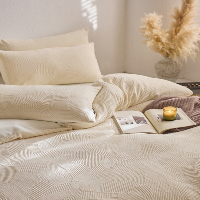 91家纺网 家纺一手货源 找家纺 千朵森 2025新款亲肤舒适烂花全消光牛奶绒四件套-梵静 梵静-奶油白