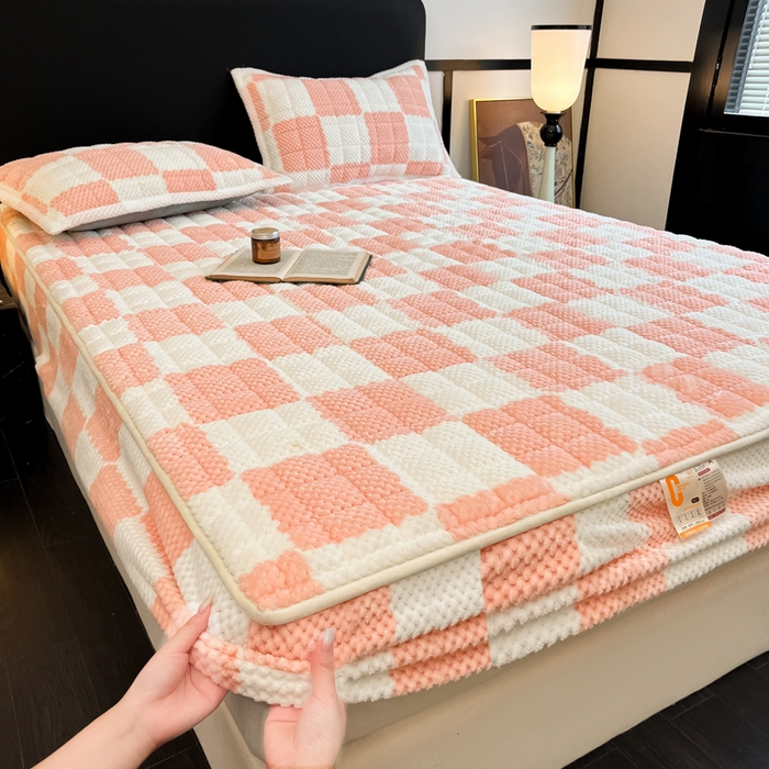 91家纺网 家纺一手货源 找家纺 欧邦 2025新款加厚菠萝格豆豆绒夹棉床笠 床笠单件 菠萝格-粉色