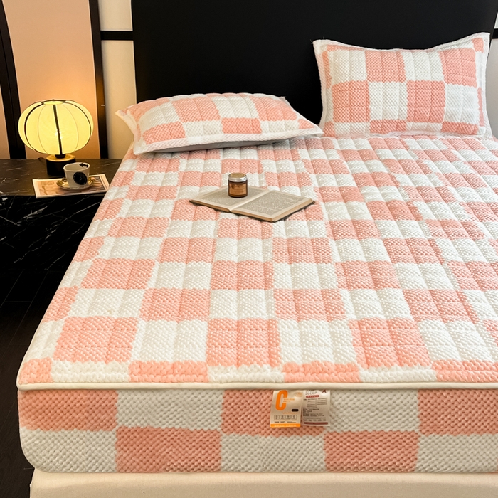 91家纺网 家纺一手货源 找家纺 欧邦 2025新款加厚菠萝格豆豆绒夹棉床笠 床笠单件 菠萝格-粉色