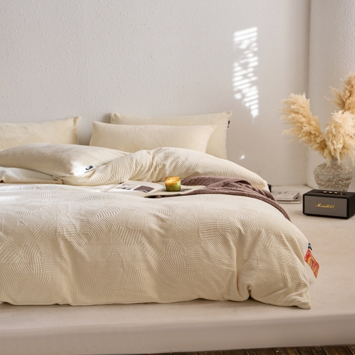 91家纺网 家纺一手货源 找家纺 千朵森 2025新款亲肤舒适烂花全消光牛奶绒四件套-梵静 梵静-奶油白