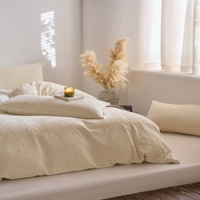 91家纺网 家纺一手货源 找家纺 千朵森 2025新款亲肤舒适烂花全消光牛奶绒四件套-梵静 梵静-奶油白